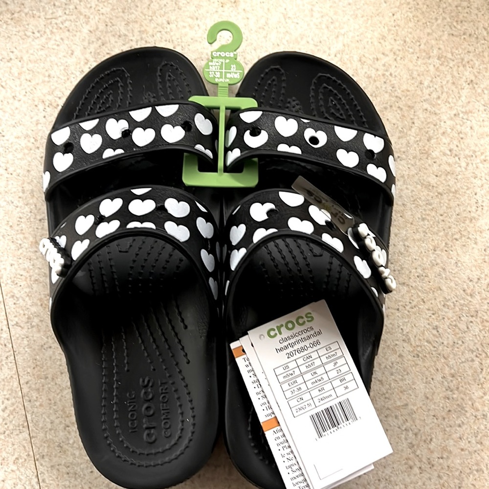 CLASSIC CROCS HEART PRINT SANDAL